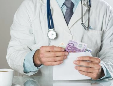 Συνελήφθη χειρουργός σε δημόσιο νοσοκομείο της Αττικής για «φακελάκι»